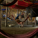 I det sirkelformede felleshuset til yanomamiene sover alle 120 innbyggerne i hengekøyer under samme tak. Publisert 04.05 2013. Handoutbilde fra Det kongelige hoff. Bildet er kun til redaksjonell bruk - ikke for salg. Foto: Rainforest Foundation Norway / ISA Brazil.